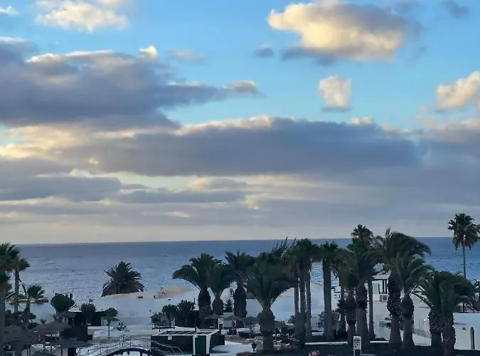 Precioso Rincon Entre El Mar Y Volcanes *